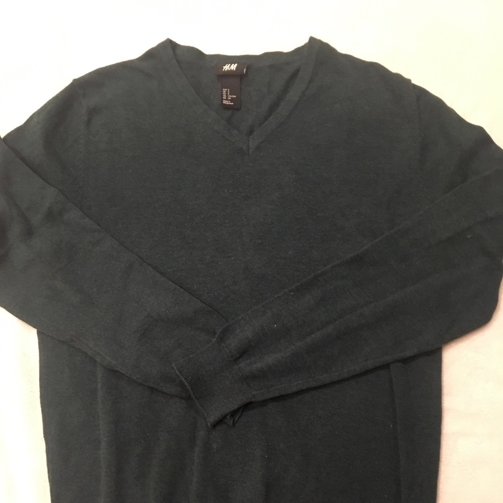 H&M Men’s green V-neck sweater